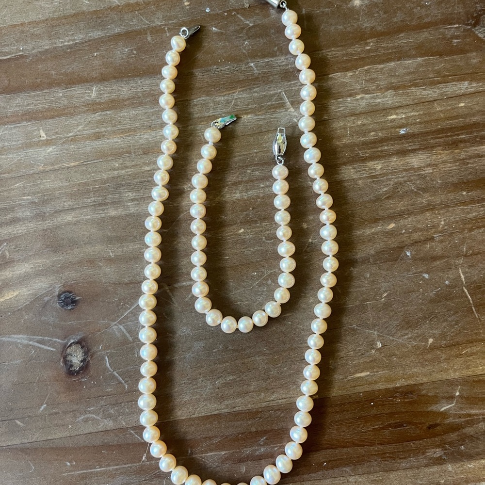 Elegant freshwater Pearl Necklace and Bracelet Set